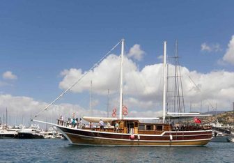 Harmonia Yacht Charter in Santorini