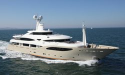 Light Holic yacht charter