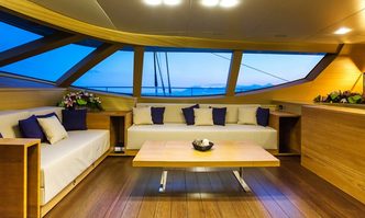 Huitane yacht charter Custom Motor Yacht